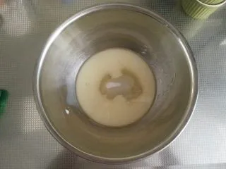 烘焙基础——戚风蛋糕,将材料中的玉米油、牛奶及细砂糖(20克)放入盆中。