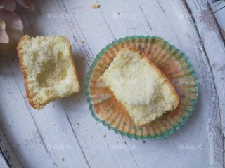 奶油纸杯蛋糕,有一个没挤奶油。掰开，松软好吃。