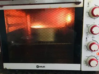 银耳戚风蛋糕,上下火180度60分钟。