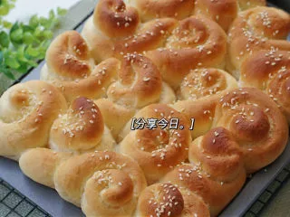 儿时的味道～脆皮蜂蜜小面包,烤箱190度预热，烘烤20分钟即可。