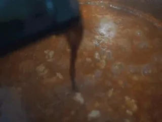 番茄肉酱意粉,炖至比原来少三分之一的水后，加入红酒。