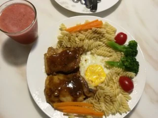 黑椒鸡扒意粉,摆盘，OK了，配上西瓜汁～美美的晚餐～～