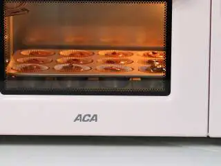 巧克力熔岩杯子蛋糕,烤箱提前预热!直到我们放入面糊烤箱持续是在加热状态的不能停!我一般会设置预热20分钟,预热温度比我们需要的烘烤温度高10℃