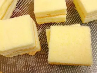 海苔肉松小贝,等凉到温热后平均分成16块,每两块为一对