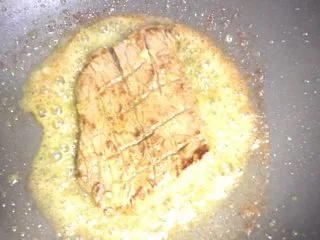 黑椒菲力牛排饭之情侣约会西餐,将腌制好的牛排放于平底煎锅中（中火煎），每隔10秒翻一面，煎好牛排