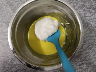 无油肉松蛋糕卷,把三分之一的蛋白,先放入蛋黄糊中,切拌均匀