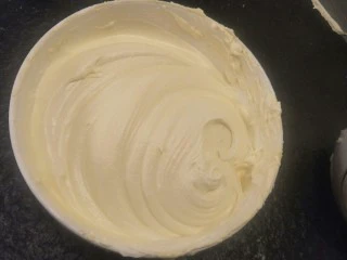 来自冬天的温暖—重芝士布朗尼蛋糕,再开打蛋器低速搅打,这时候的奶酪糊应该是细腻无颗粒的。