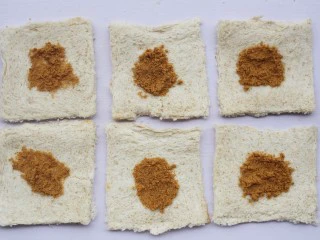 肉松芝士吐司卷,加入肉松。