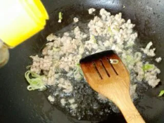 甜菜头炒肉末-甜菜头吃法之二,加生抽炒匀。 