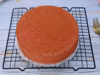 8寸红丝绒戚风蛋糕,取出后立即倒扣在晾网上凉透再脱模!