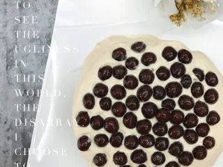 网红爆浆珍珠蛋糕,铺上剩下的珍珠即可,珍珠煮好以后泡在凉白开里,要铺的时候一定要提前沥干水,带了太多水分会破坏奶酱淋面