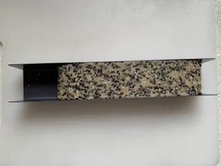 黑白芝麻酥块,放入模具中整理成长方形,冷冻1.5小时左右,直到变硬。