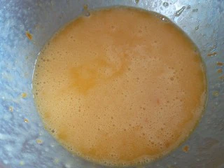 橙香甜甜圈（植物油版）,再次用手动打蛋器搅拌均匀。