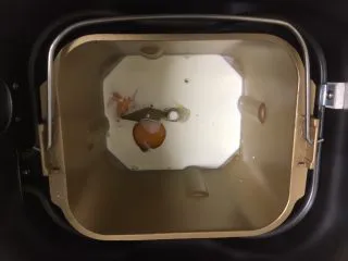 最爱面包➕新疆三果大列巴,面包机里按照配方的量先放入液体。