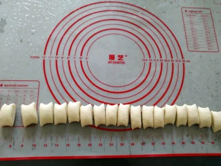 小面包(玉米油版),将面团平均分成25份,每份大约27g