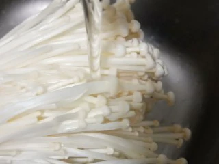 烤箱版【金针菇蒜香烤花蛤】,金针菇流水下冲洗干净,挤干水份。