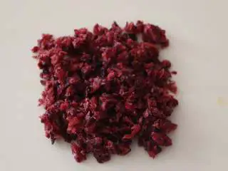 香酥美味蔓越莓饼干,蔓越莓切碎备用。