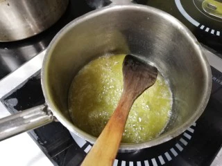 胡萝卜浓汤意面,第一部制作西餐奶油汁，也就是白汤白汁，这个是制作所有奶油汤的底 汤，比如奶油蘑菇汤，奶油玉米汤都是在它的基础上做出来的