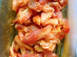 烤五花肉（奥尔良烤翅味）,放入冰箱冷藏室腌制3小时以上