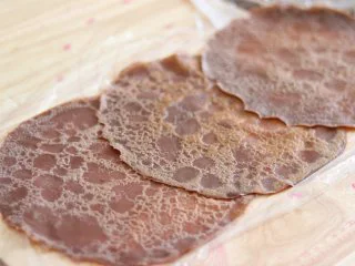 巧克力毛巾卷,取3-4张,压着饼皮一部分摆好。