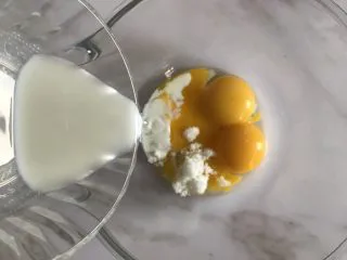 圣诞款红丝绒蛋糕,倒入纯牛奶