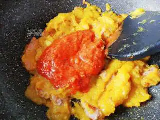 南瓜香肠意面,然后把肉酱也倒入混合翻炒