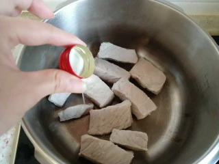 自制海苔肉松,把焯好水的里脊放入高压锅 倒一小瓶盖白酒(没有料酒了 就用白酒代替了)。