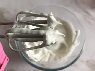 圣诞款红丝绒蛋糕,蛋白打至提起打蛋器出现尖角状态就可以