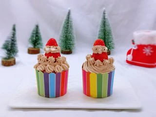 圣诞老人可可草莓杯子蛋糕,用熟黑芝麻装饰了眼睛。