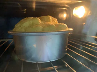 火龙果渐变蛋糕(宝宝辅食),4寸蛋糕很小,所以放在烤箱第二层就可以了,上下火120℃,45分钟