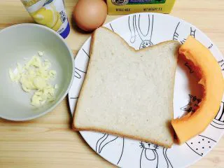 南瓜烤吐司布丁,一盘南瓜牛奶香气四溢的牛奶