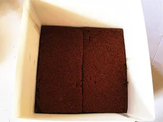 红豆抹茶巧克力慕斯,将糖酒液刷在巧克力蛋糕上。