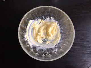 蛋奶小馒头（宝宝辅食）,先手动搅拌均匀