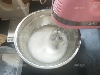 纸杯蛋糕(不塌不裂),开始打发蛋清。滴几滴柠檬汁,(没有可用白醋代替)。白糖分三次加入。