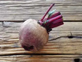 甜菜头炒肉末-甜菜头吃法之二,甜菜头就是这样的，市场买来的很丑，外面还有泥，其貌不扬，一般总冷落在一个角落。因为很多人不知道如何吃，所以销量估计也一般，大家也没太关注。