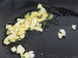 番茄鸡蛋通心粉,锅内热油，爆香蒜末