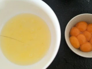 贺寿双层蛋糕(10＋6寸),【10寸】八个蛋黄蛋清分离。