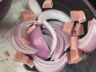 火腿奶油意面,4️⃣ 洋葱洗净切片。