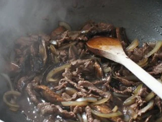 蘑菇洋葱牛肉小炒——偶尔自私很开心,加入蘑菇,炒软,最后加入牛肉,将所有材料炒熟,起锅。