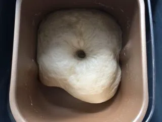 这样吃披萨才爽——重芝士火腿边披萨,将面团放置温暖的地方发酵至原来的两倍大，手指沾面粉轻戳面团，如不回缩即是发酵好了