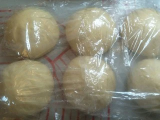 超软拉丝北海道土司(2个),盖保鲜膜松弛15分钟后