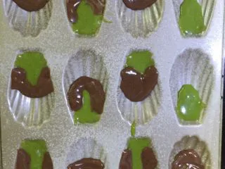 三色法式玛德琳蛋糕,在模具里先挤上一点点抹茶面糊,再挤上一点点可可面糊,这样做造型,造型很随意,想怎样弄就怎样弄