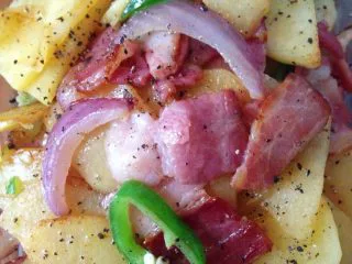 黑椒培根土豆片,炒熟后，入盘后加入现磨黑胡椒即可！