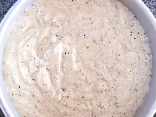 黑芝麻戚风蛋糕,倒入模具中，震出气泡，入烤箱140度烤45分钟