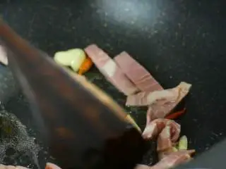 又香又嫩，这对西餐的CP用中式做法来处理也很好吃,倒入培根炒至微焦。