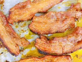 烤五花肉（奥尔良烤翅味）,空气炸功能，180度烤15分钟，中途记得翻个面