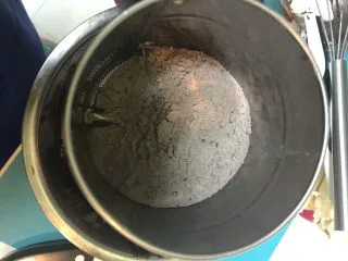 烘培小白入门：幸福满满的巧克力水果条,我替换了大的盆子里再加入混合好的可可粉和低分。