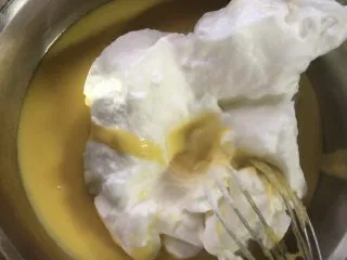 十寸古早蛋糕,面糊中加入三分之一的蛋白，翻拌均匀