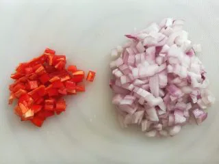 多汁碎牛排三明治,洋葱和红辣椒设成碎丁