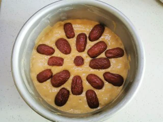 红糖发糕的家常做法（1个蛋）,放入模具中，中间的可以用剪刀剪成圆形